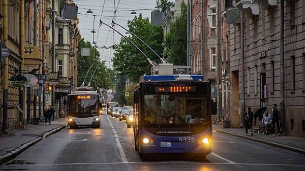 Водитель троллейбуса насмерть сбила мужчину в Петербурге