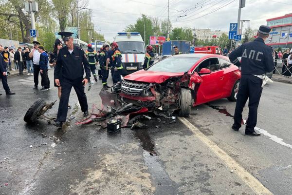 В Саратове автомобиль протаранил автобусную остановку, пострадали четверо