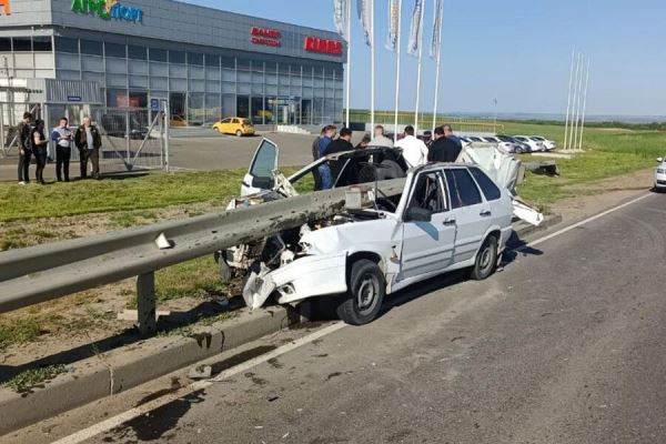 В Ставрополе водитель избежал тяжелых травм, напоровшись на дорожное ограждение