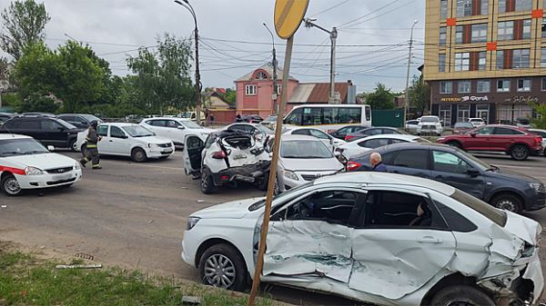 В Воронеже маршрутный автобус столкнулся с шестью автомобилями