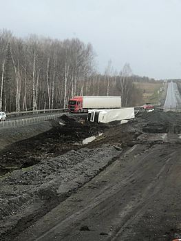 Фура слетела с трассы на краю Кемеровской области